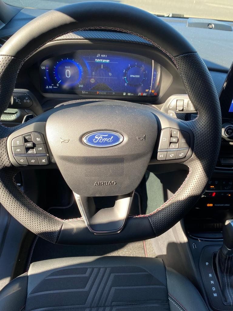 Fahrzeugabbildung Ford Puma 1.0 EcoBoost MHEV ST-Line X Berry Automatik