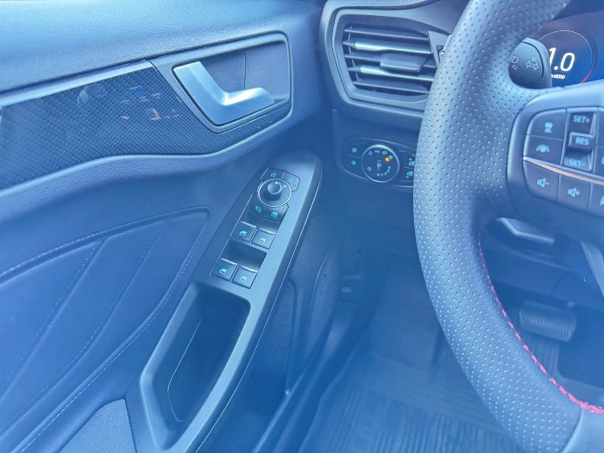 Fahrzeugabbildung Ford Focus Turnier 1.0 EcoBoost MHEV ST-Line X Automa