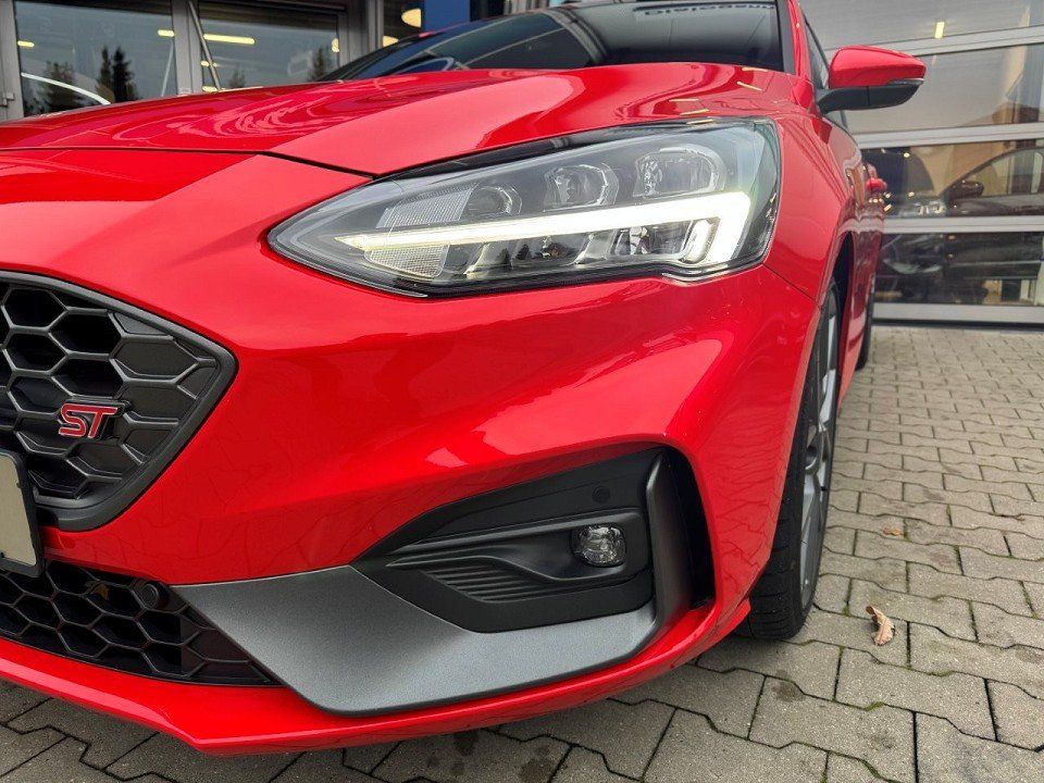 Fahrzeugabbildung Ford Focus ST 2.3 EcoBoost Automatik