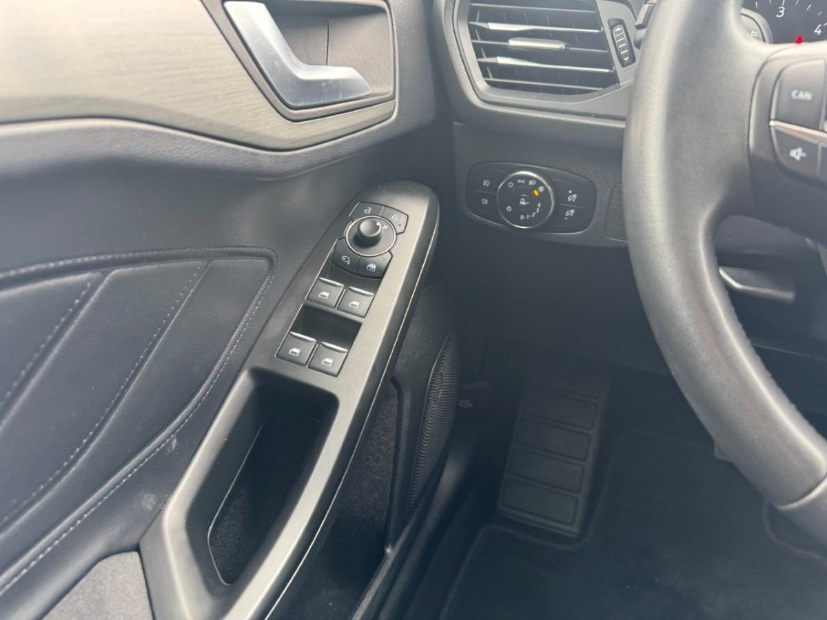 Fahrzeugabbildung Ford Focus Turnier 1.5 Ecoblue Titanium Automatik