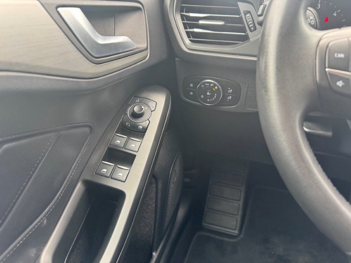 Fahrzeugabbildung Ford Focus Turnier 1.5 Ecoblue Titanium Automatik